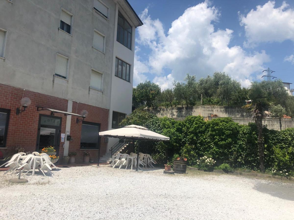 Albergo Ristorante La Greppia Montedivalli Chiesa Exteriör bild