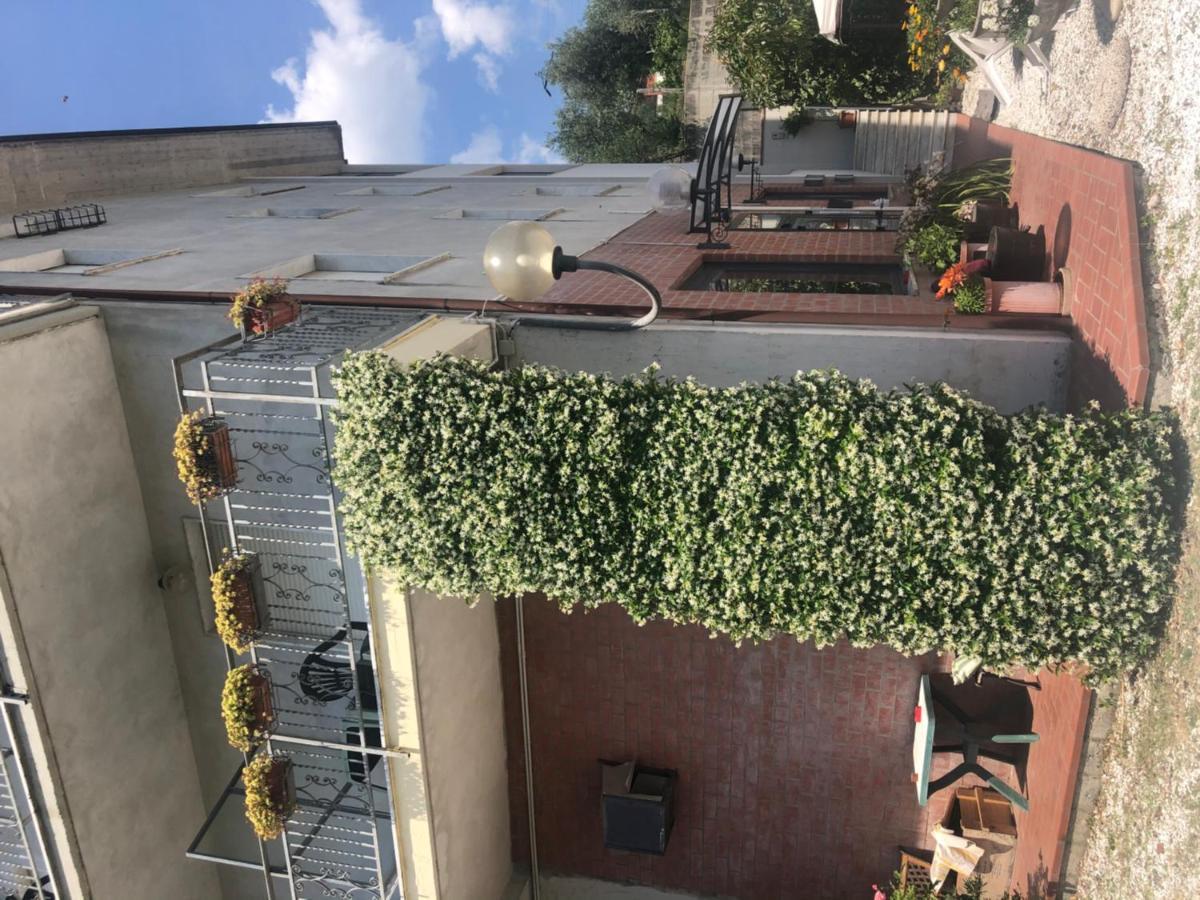 Albergo Ristorante La Greppia Montedivalli Chiesa Exteriör bild