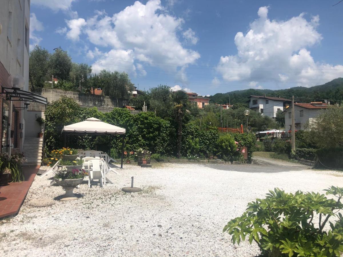 Albergo Ristorante La Greppia Montedivalli Chiesa Exteriör bild