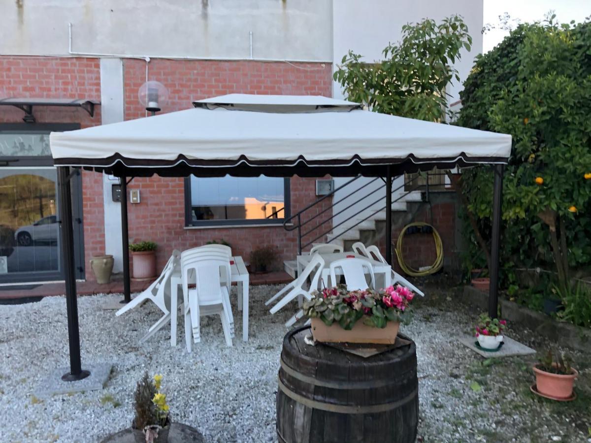 Albergo Ristorante La Greppia Montedivalli Chiesa Exteriör bild
