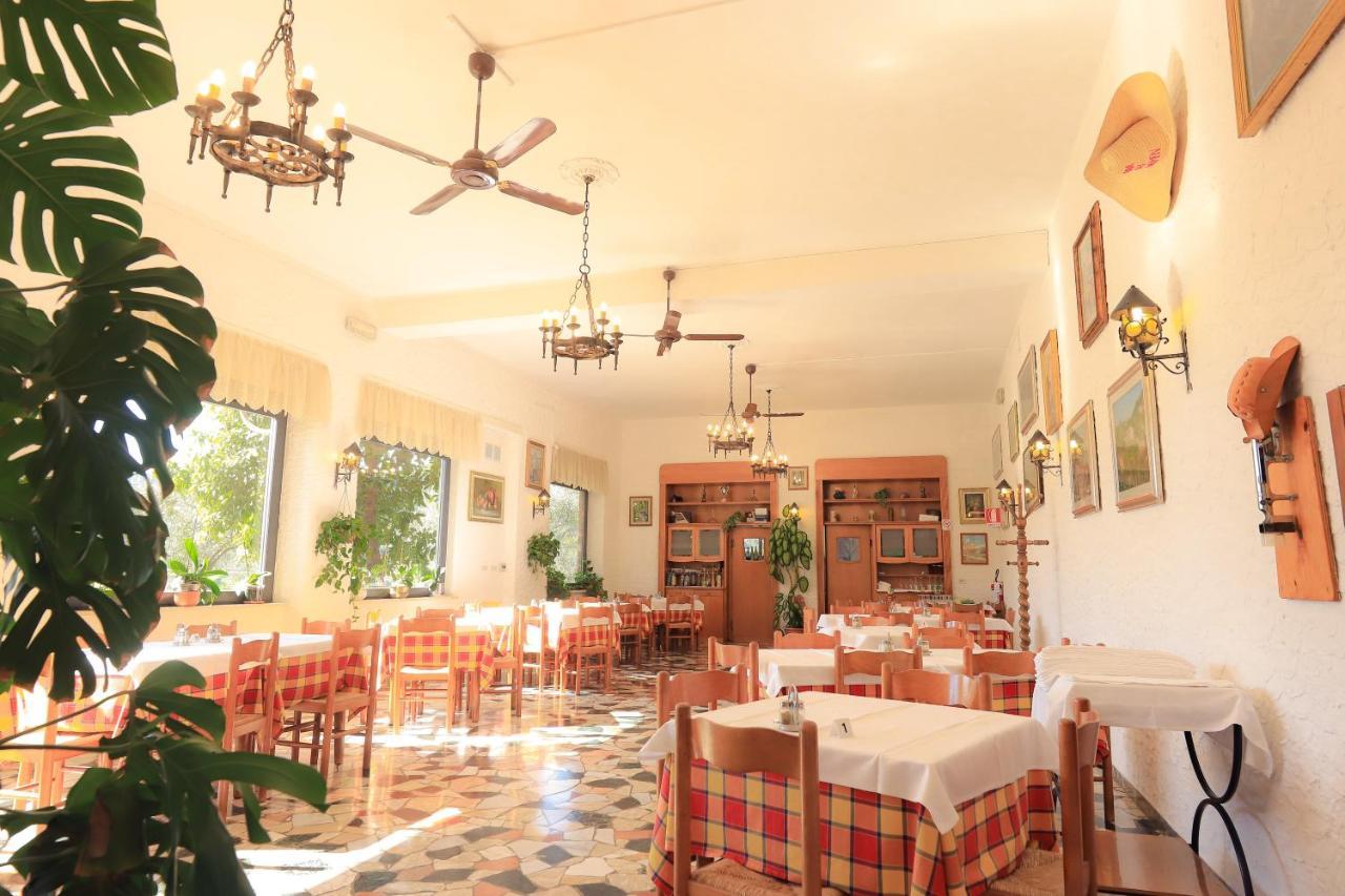 Albergo Ristorante La Greppia Montedivalli Chiesa Exteriör bild