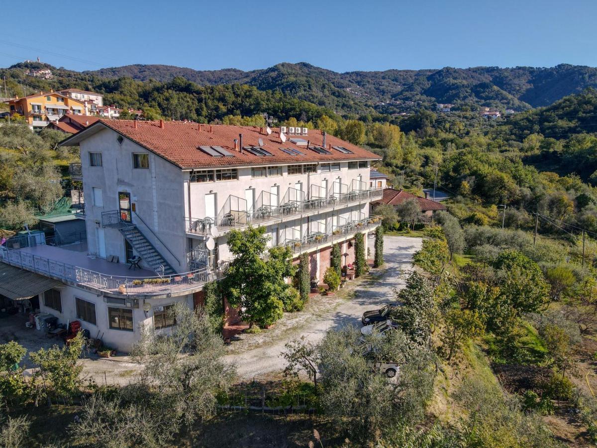 Albergo Ristorante La Greppia Montedivalli Chiesa Exteriör bild