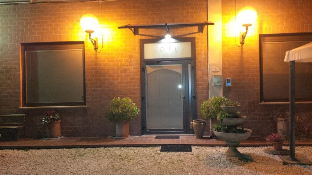 Albergo Ristorante La Greppia Montedivalli Chiesa Exteriör bild