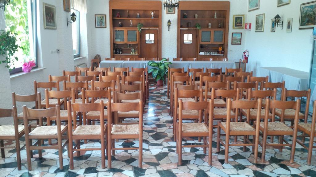 Albergo Ristorante La Greppia Montedivalli Chiesa Exteriör bild