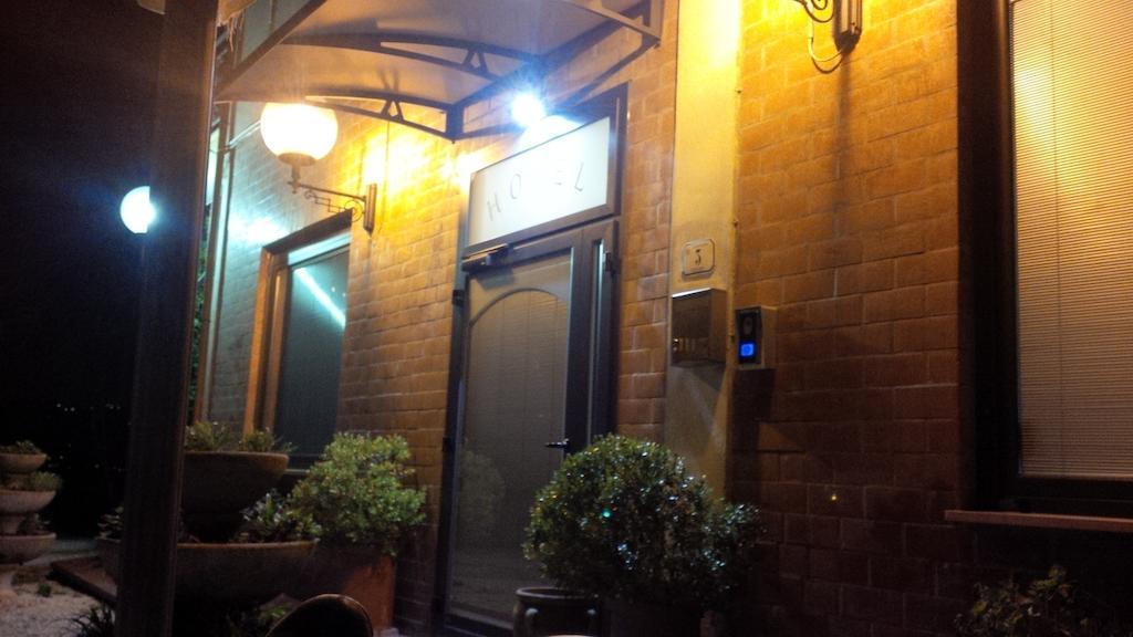 Albergo Ristorante La Greppia Montedivalli Chiesa Exteriör bild