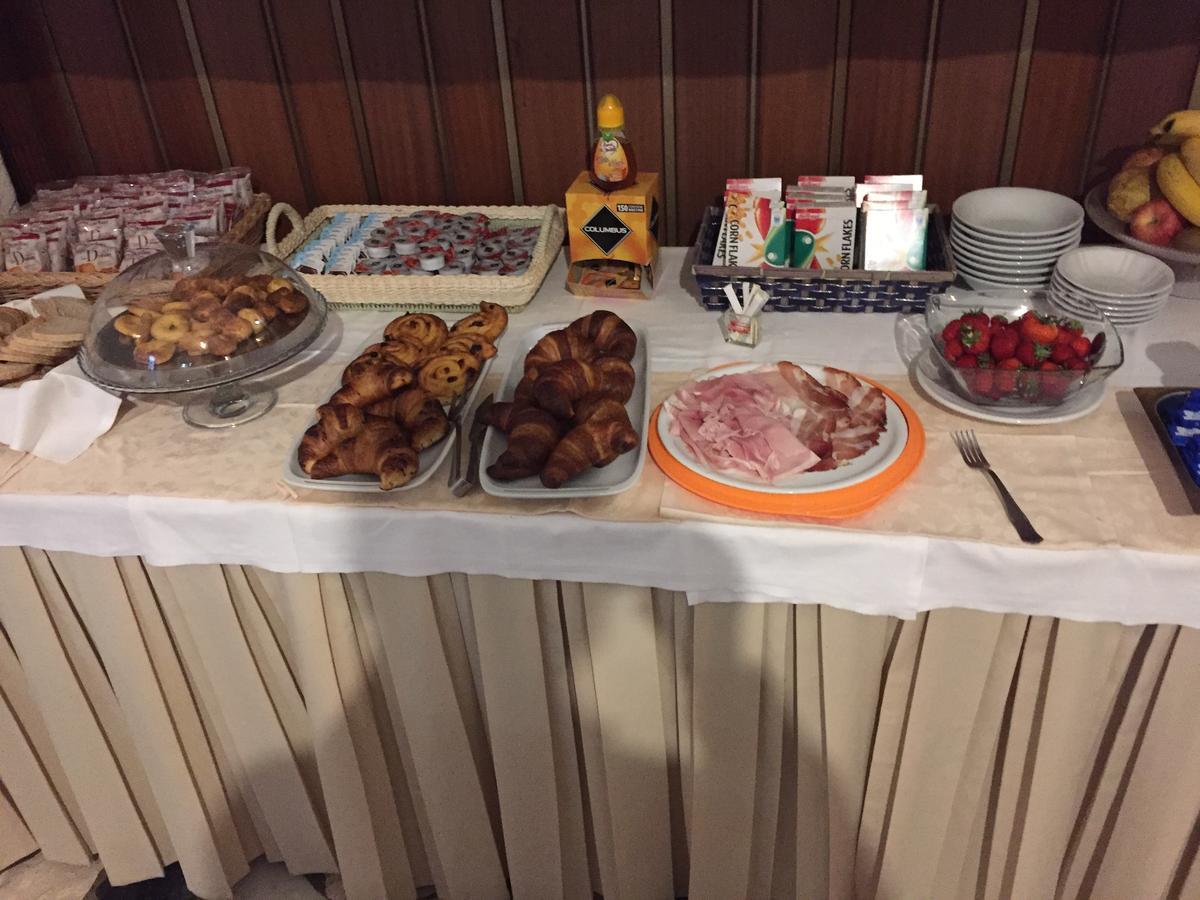 Albergo Ristorante La Greppia Montedivalli Chiesa Exteriör bild
