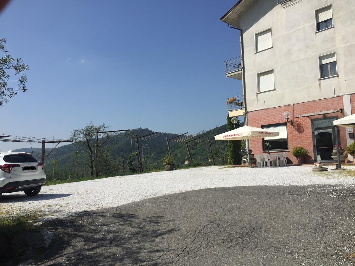 Albergo Ristorante La Greppia Montedivalli Chiesa Exteriör bild